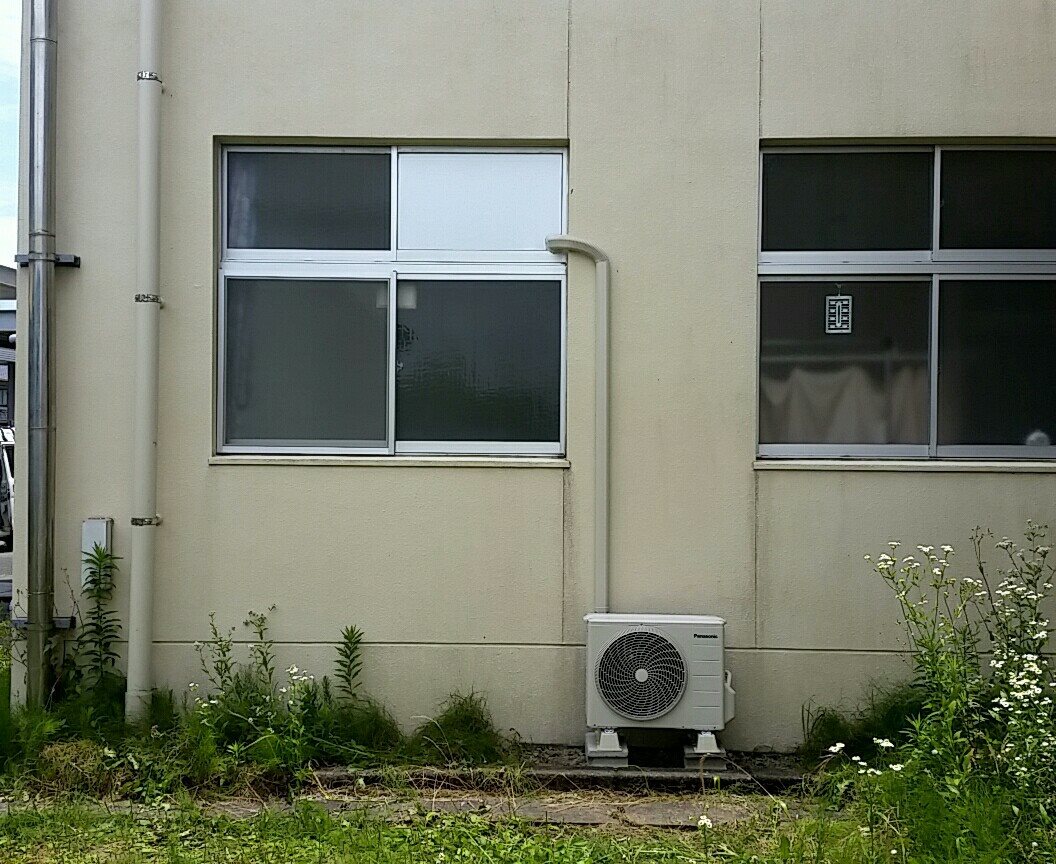 エアコン取付け コンセント 網戸 快適 小学校 佐賀県佐賀市で注文住宅なら弟子丸建設へお任せください。